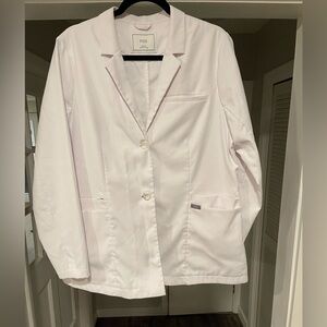 NWOT FIGS Women’s Bellevue Slim Short Lab Coat